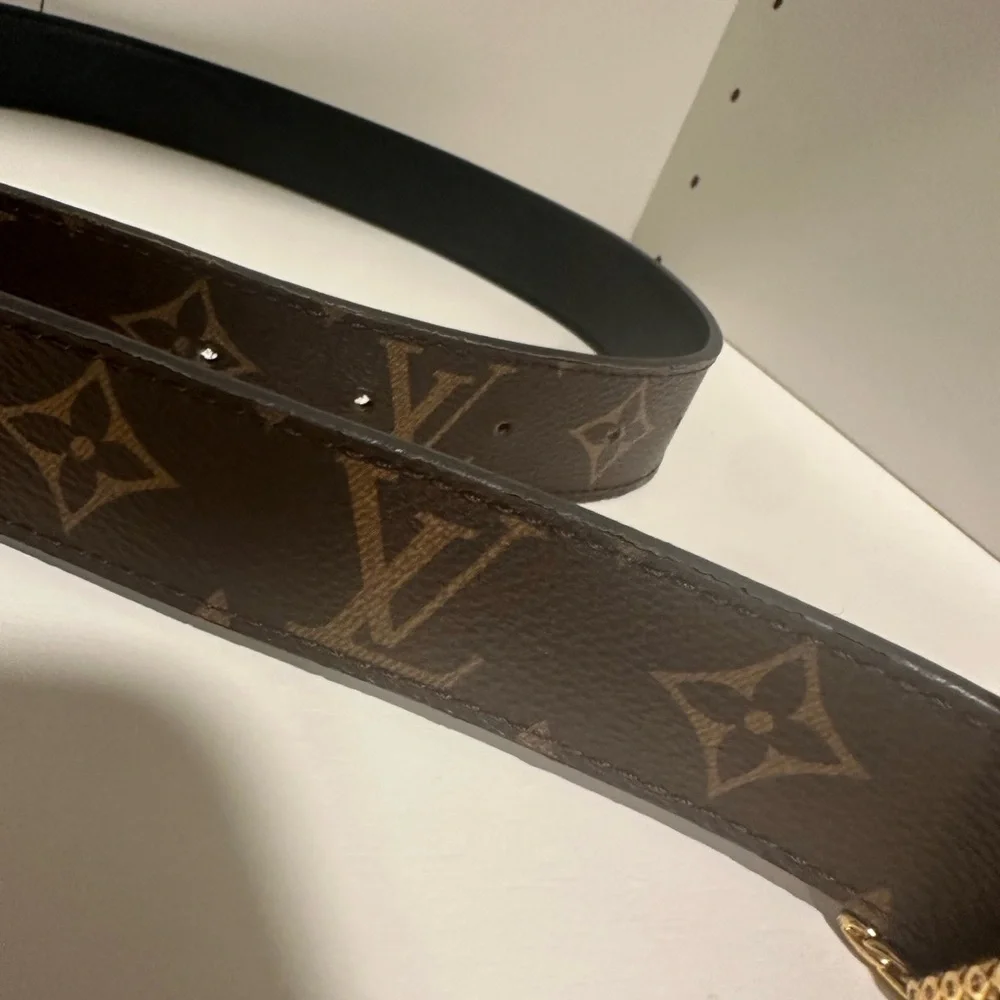 Louis Vuitton LV Initiales reversible belt with a gold-tone chain-link buckle - Picture 4 of 7